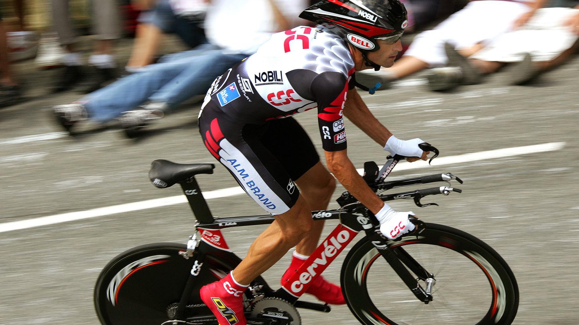 C罗回归赛场,战术调整首场状态亮眼,美国队观众沸腾!